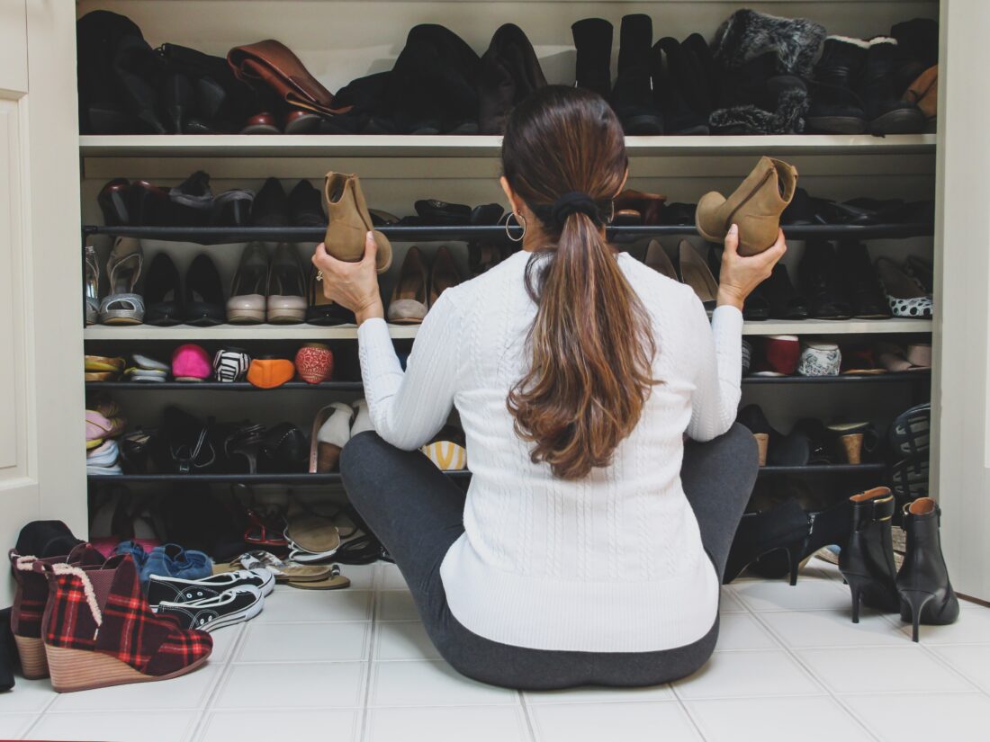 Tips de Marie Kondo para guardar zapatos en tu armario